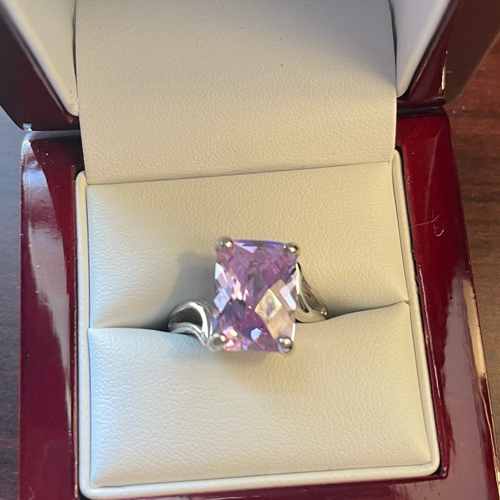 Women’s fashion ring
